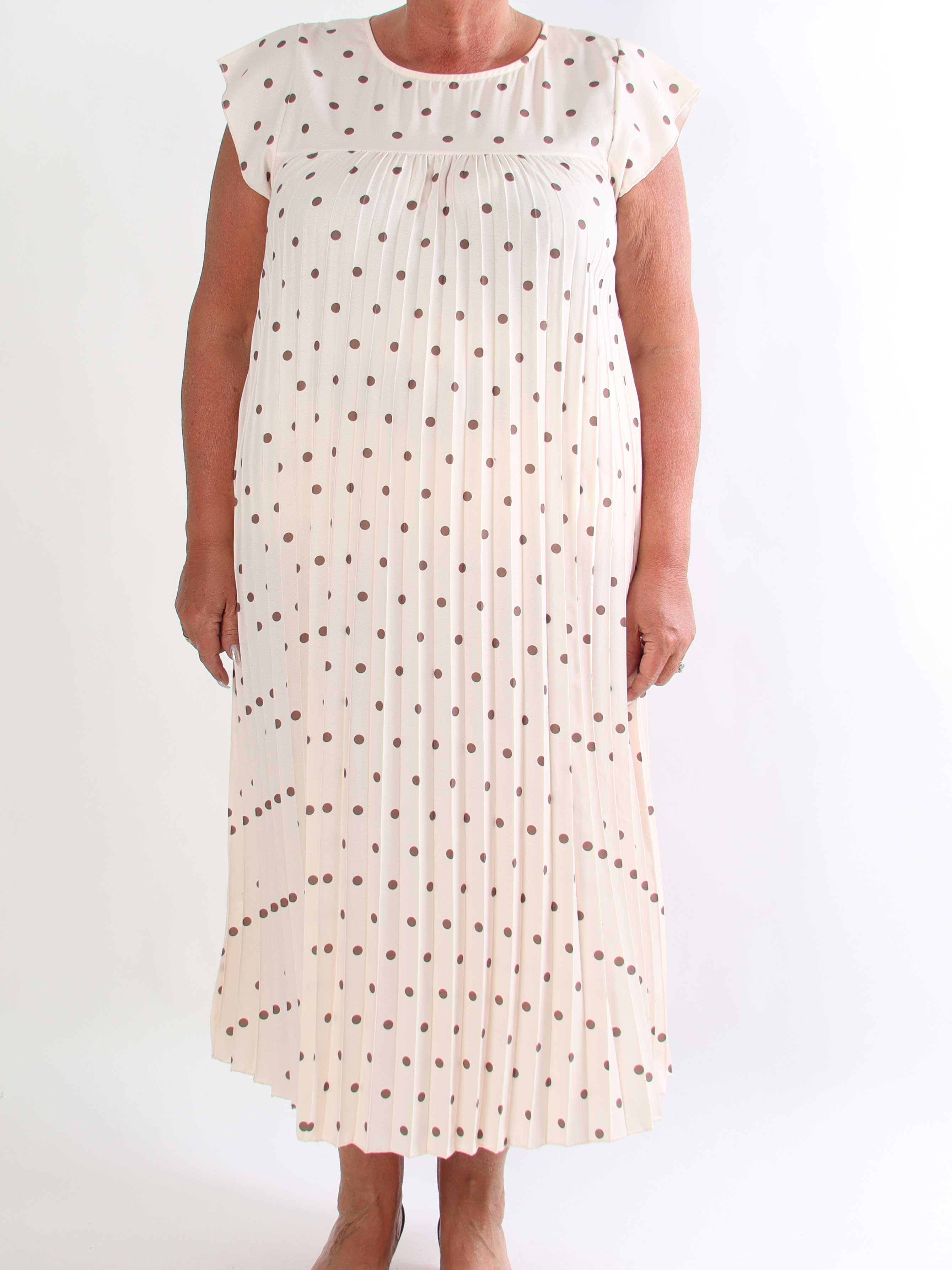Nancy Dot - Lang plisseret plus size kjole med prikker og lommer